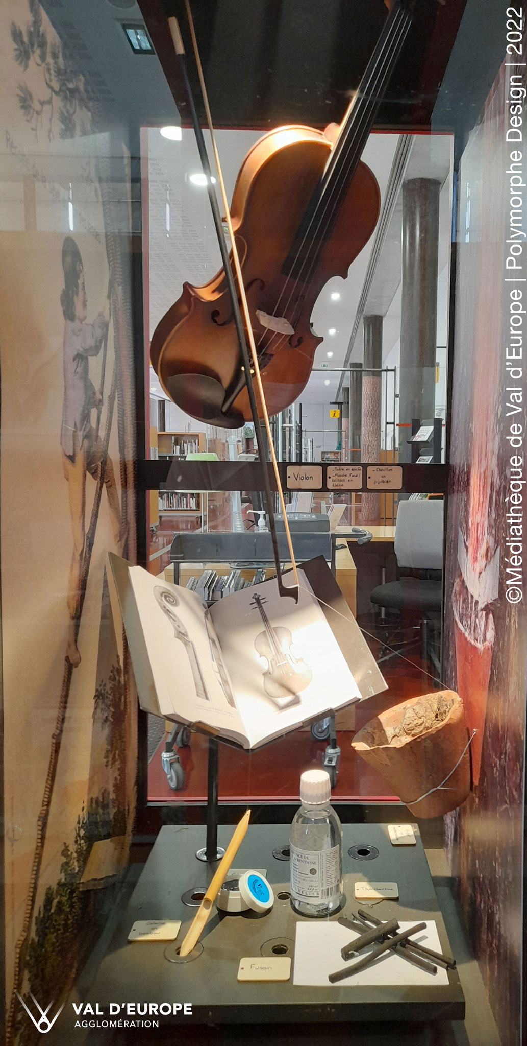 Le violon, l'archet et la colophane pour pr&eacute;senter les vari&eacute;t&eacute;s d'essences de bois utilis&eacute;s en lutherie.